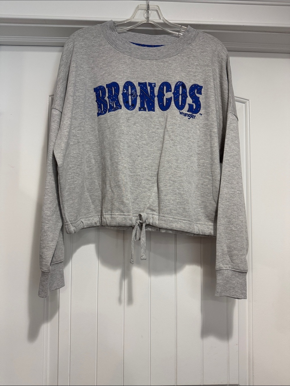 Wrangler Women’s  Boise State Broncos Cropped Cinched Fleece Pullover Size M.